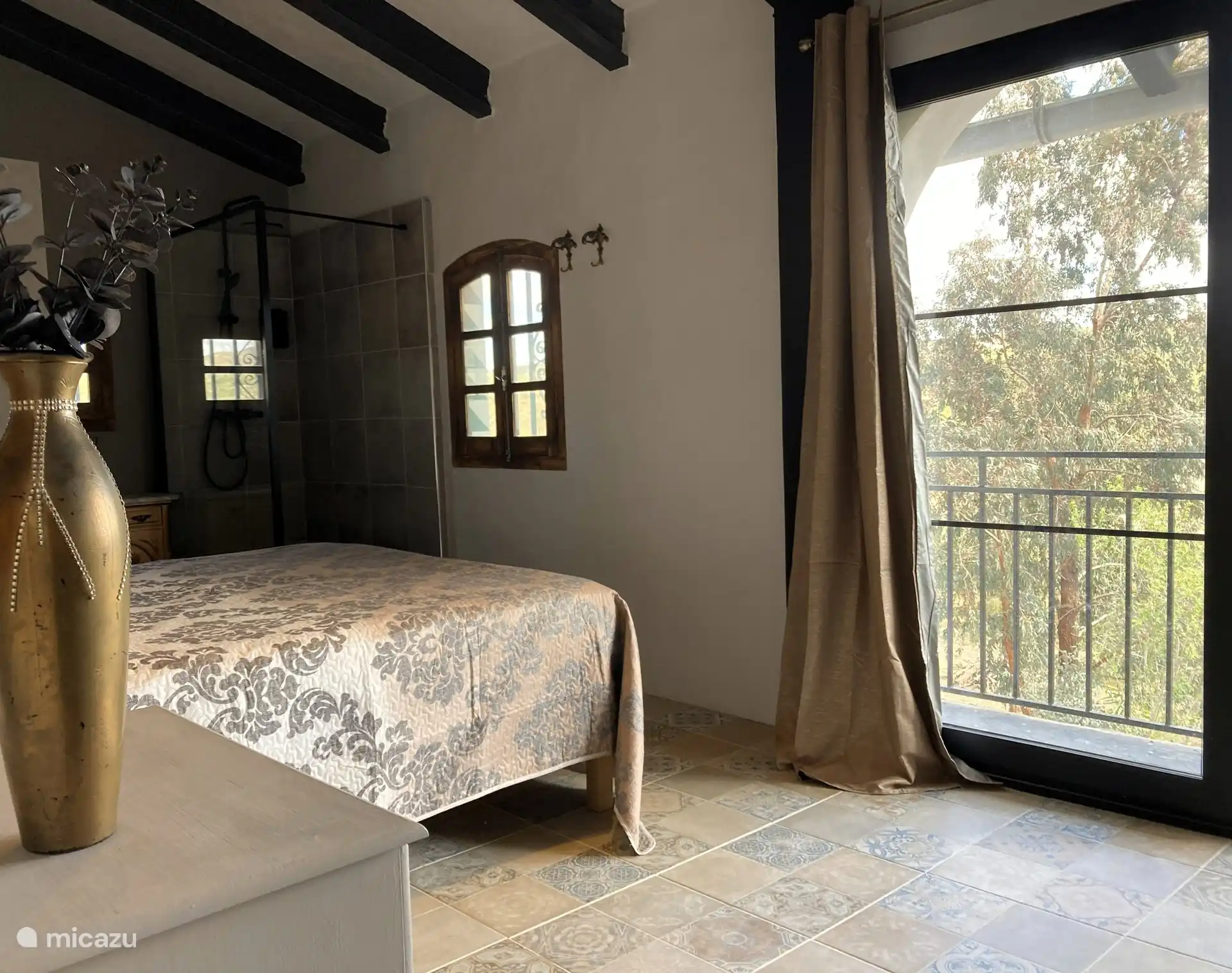 Schlafzimmer 2 im ersten Stock mit Bad und Balkon