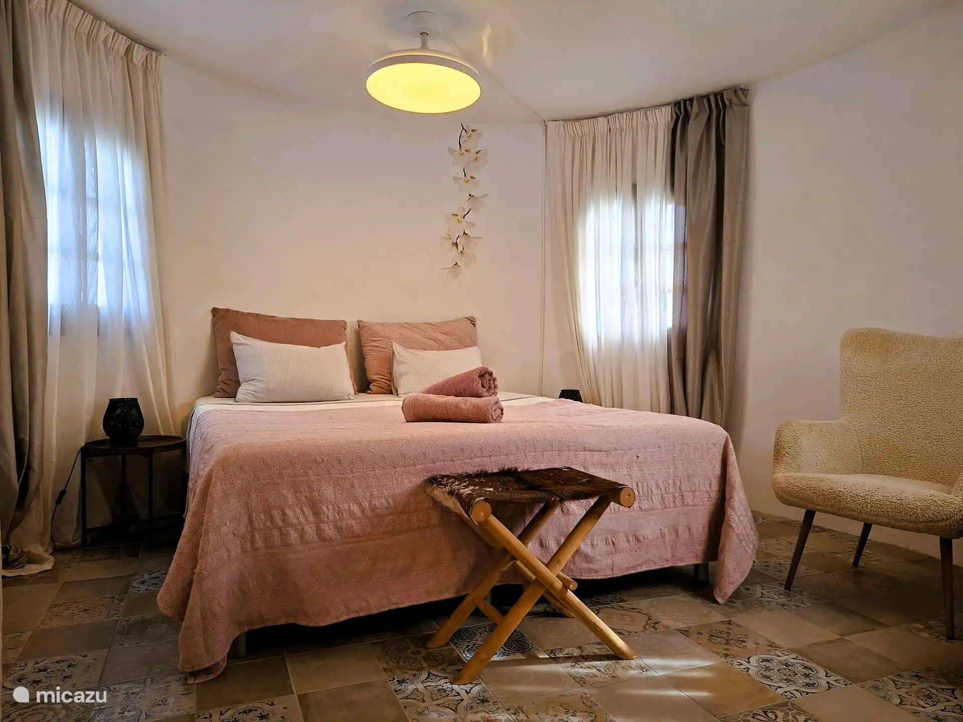 Schlafzimmer 3 im ersten Stock: Badezimmer, Deckenventilator