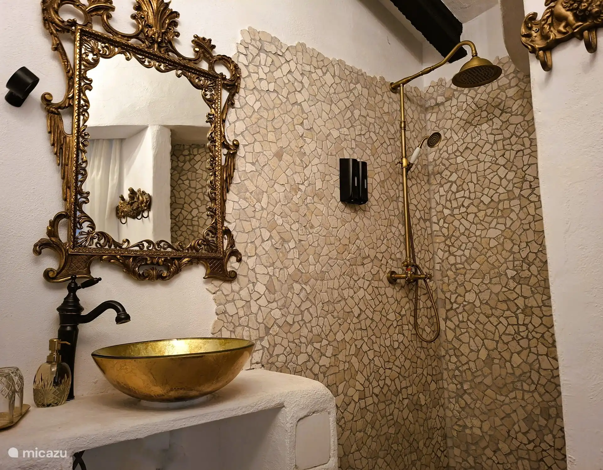 Schlafzimmer 3 im ersten Stock: Badezimmer