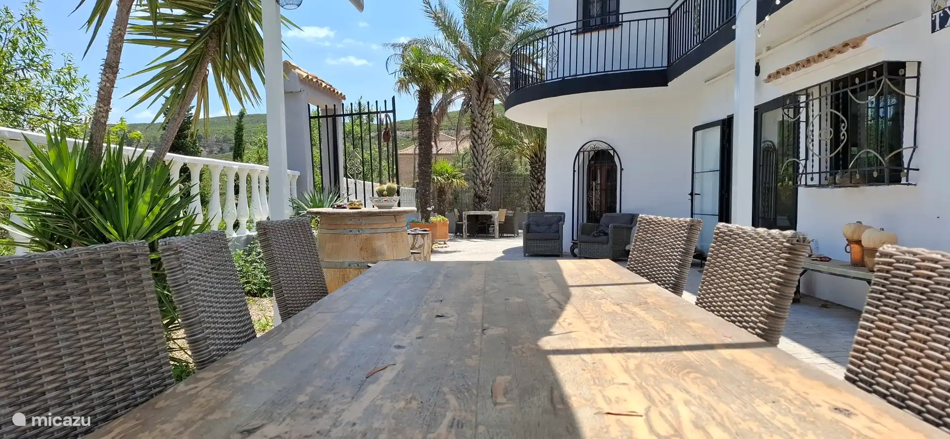 Esstisch mit Blick auf einen weiteren großen Esstisch