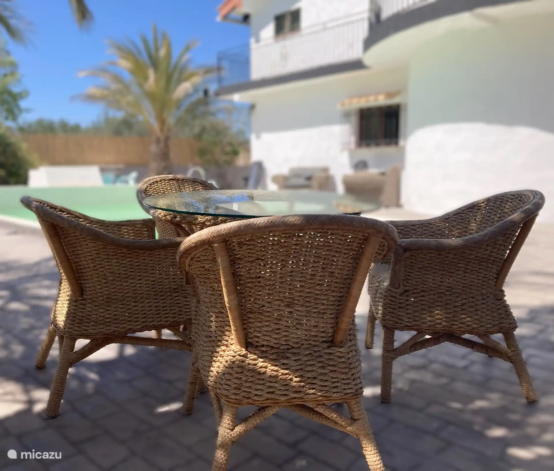 S’asseoir au bord de la piscine