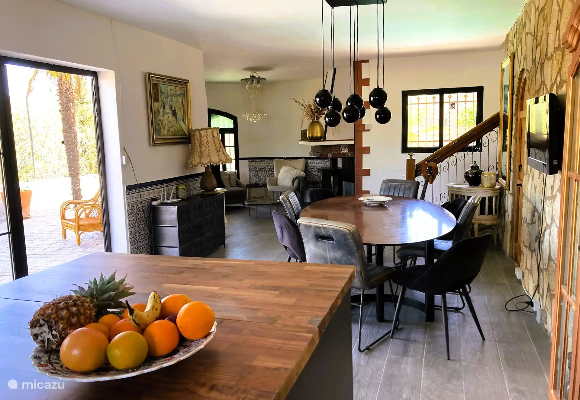 Vue de l’îlot de cuisine au salon