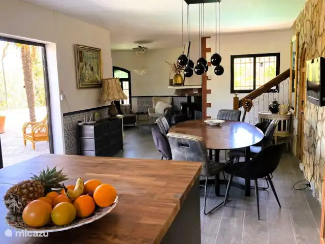 Villa Torre  en España, Valencia, Macastre - villa Vista desde la isla de la cocina hasta la sala de estar