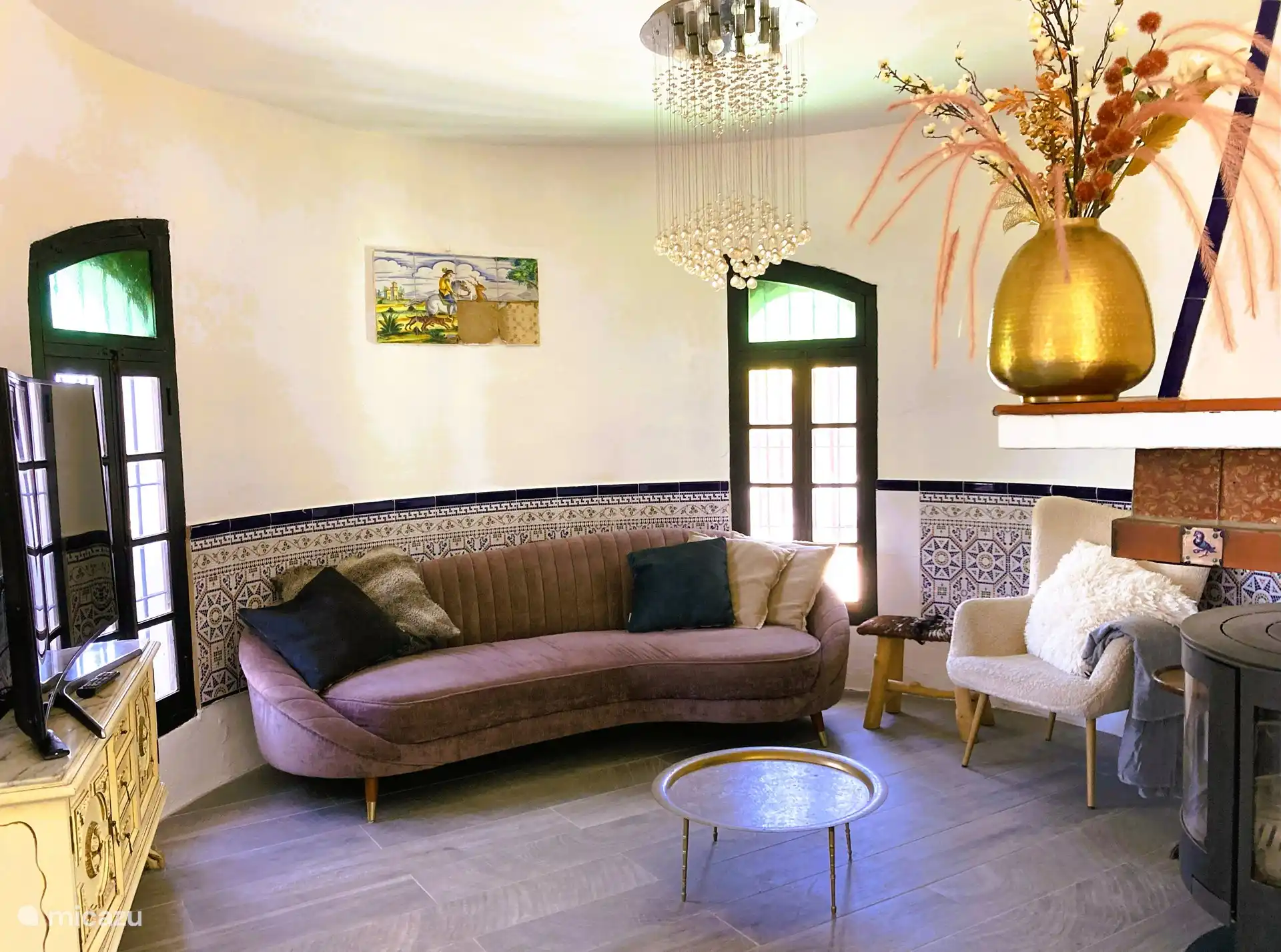 Salon avec grande télévision incurvée