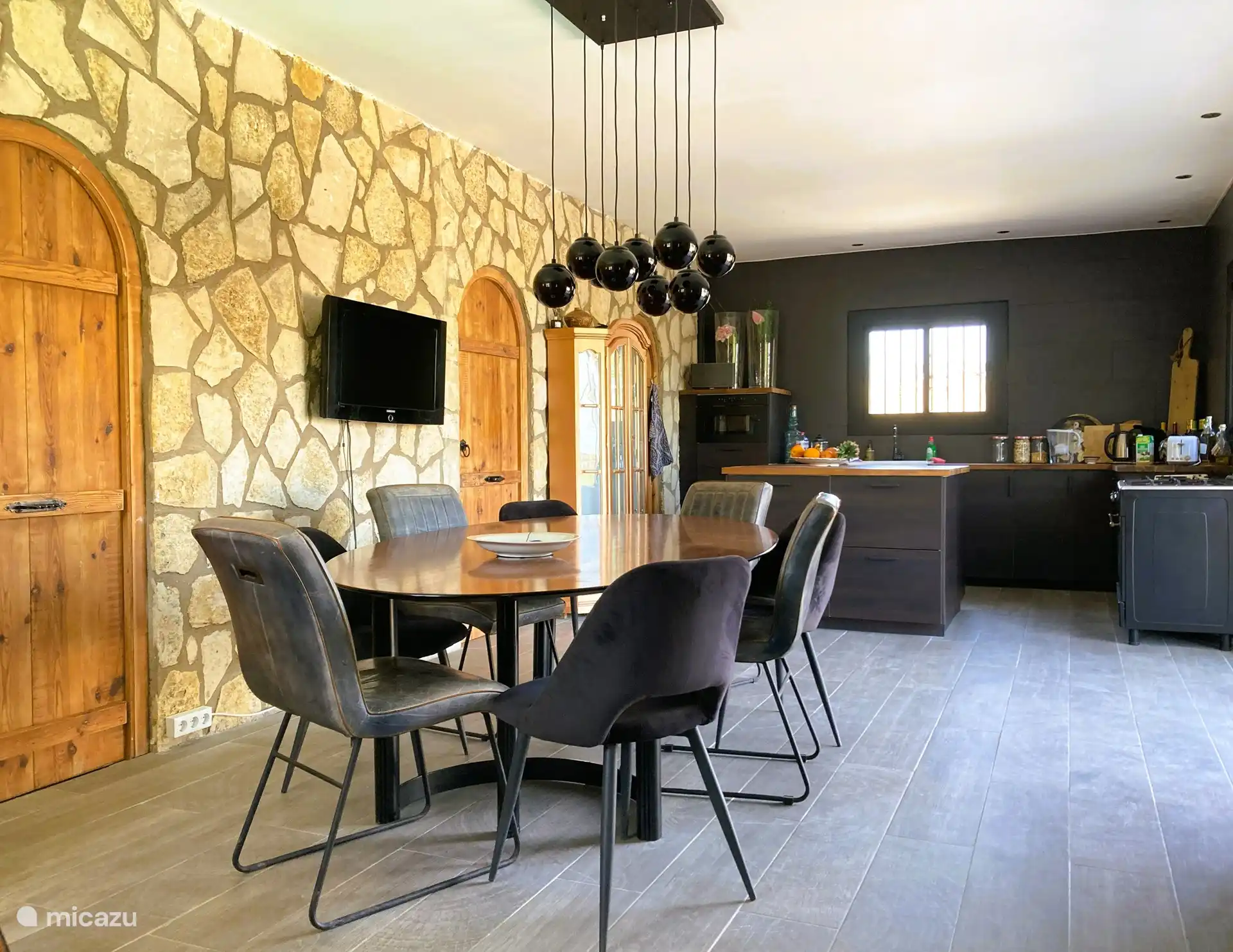 Vue de la table à manger à la cuisine 