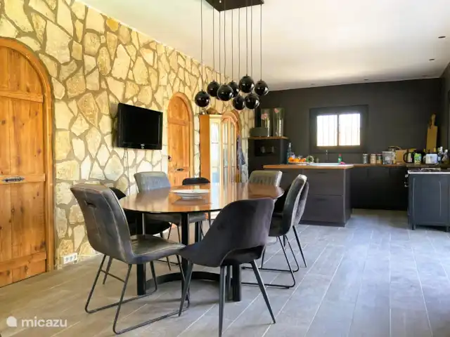 Villa Torre  en España, Valencia, Macastre - villa Vista desde la mesa del comedor hasta la cocina