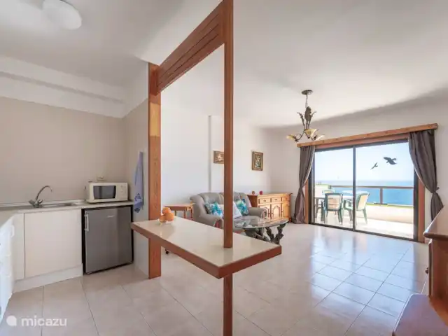 Vista Atlántica Tenerife Sur en España, Tenerife, Costa del Silencio - apartamento Sala de estar orientada al sur con vista al mar y directa