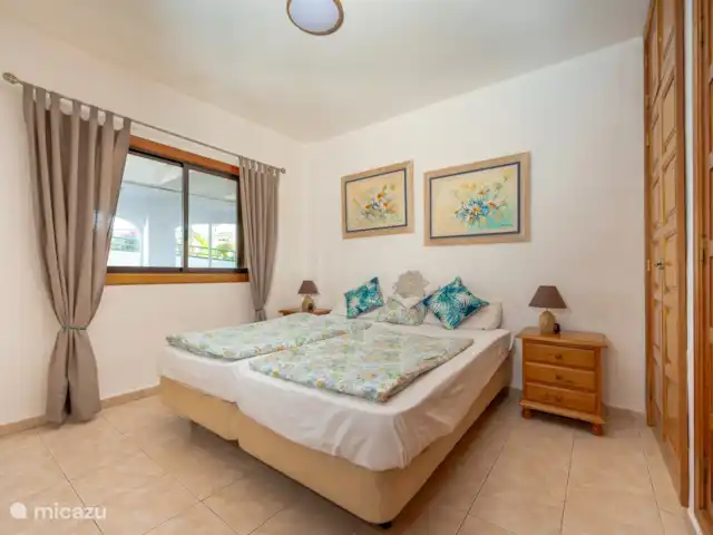 Vista Atlántica Tenerife Sur en España, Tenerife, Costa del Silencio - apartamento Dormitorio con cama king size y amplios armarios