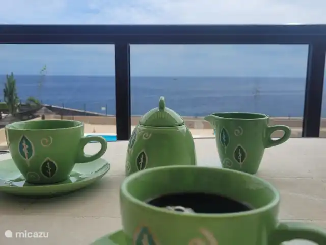 Vista Atlántica Tenerife Sur en España, Tenerife, Costa del Silencio - apartamento Disfruta de tu desayuno con vista al mar