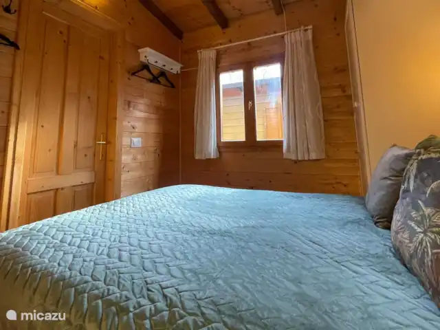 Chalet Casa Sole Porlezza en Italia, Lagos italianos, Porlezza - chalet Dormitorio 1 con ventilador de techo y mosquiteros en las ventanas