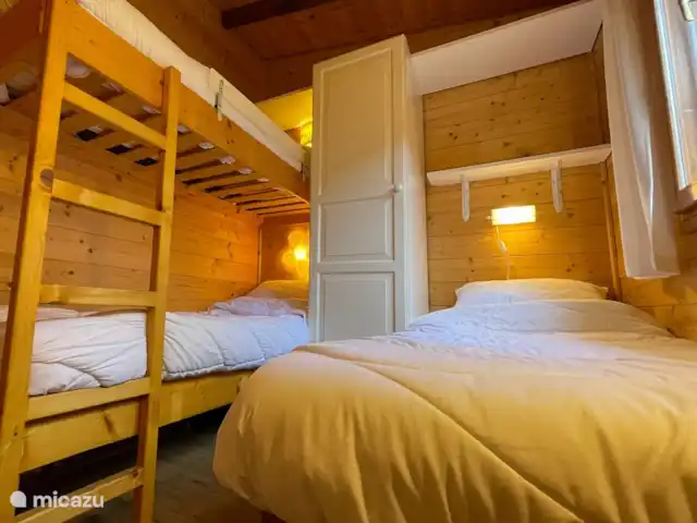 Chalet Casa Sole Porlezza en Italia, Lagos italianos, Porlezza - chalet 2º dormitorio con literas, cama individual, ventilador y mosquiteras