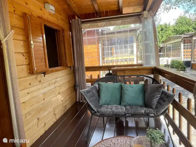 Chalet Casa Sole Porlezza en Italia, Lagos italianos, Porlezza - chalet La terraza tiene un sofá y una mesa de comedor