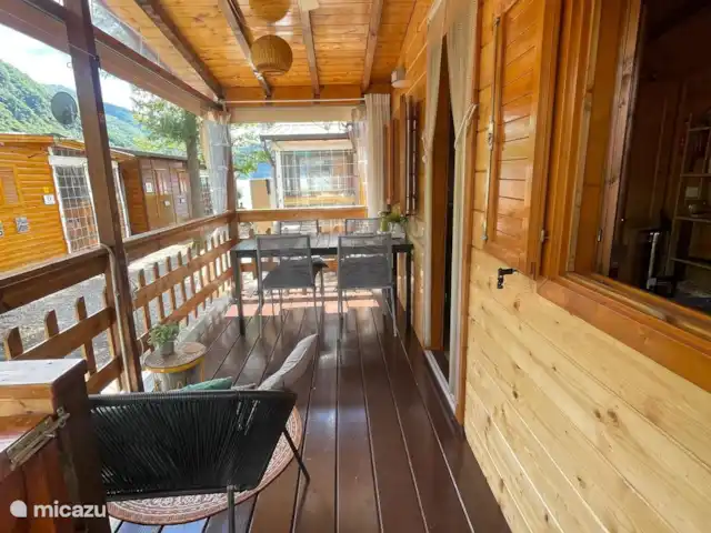 Chalet Casa Sole Porlezza en Italia, Lagos italianos, Porlezza - chalet La terraza tiene un sofá y una mesa de comedor