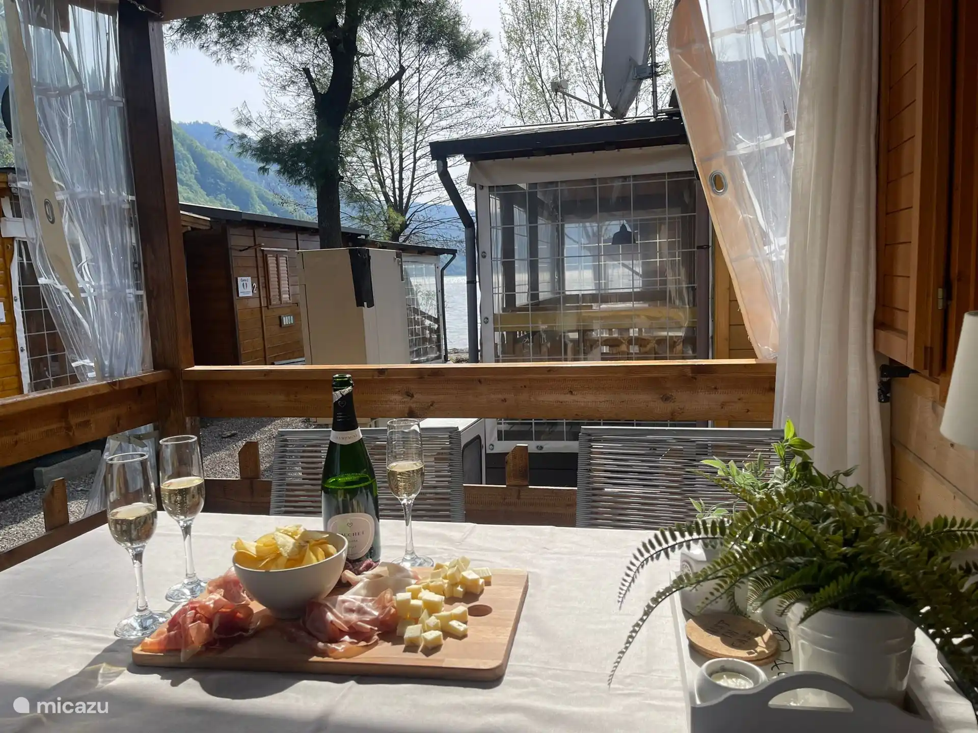 The veranda with a view of the Alps and water