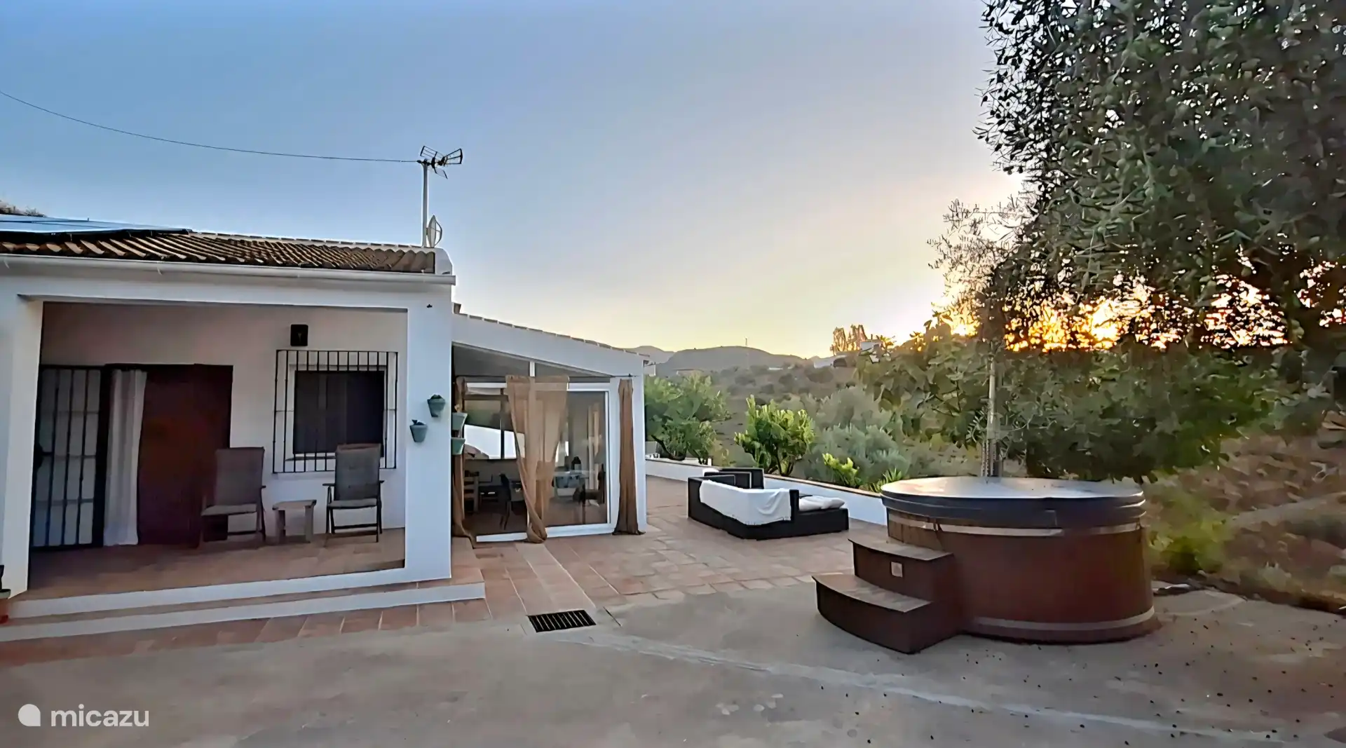 El invernadero conecta con el paisaje andaluz interior