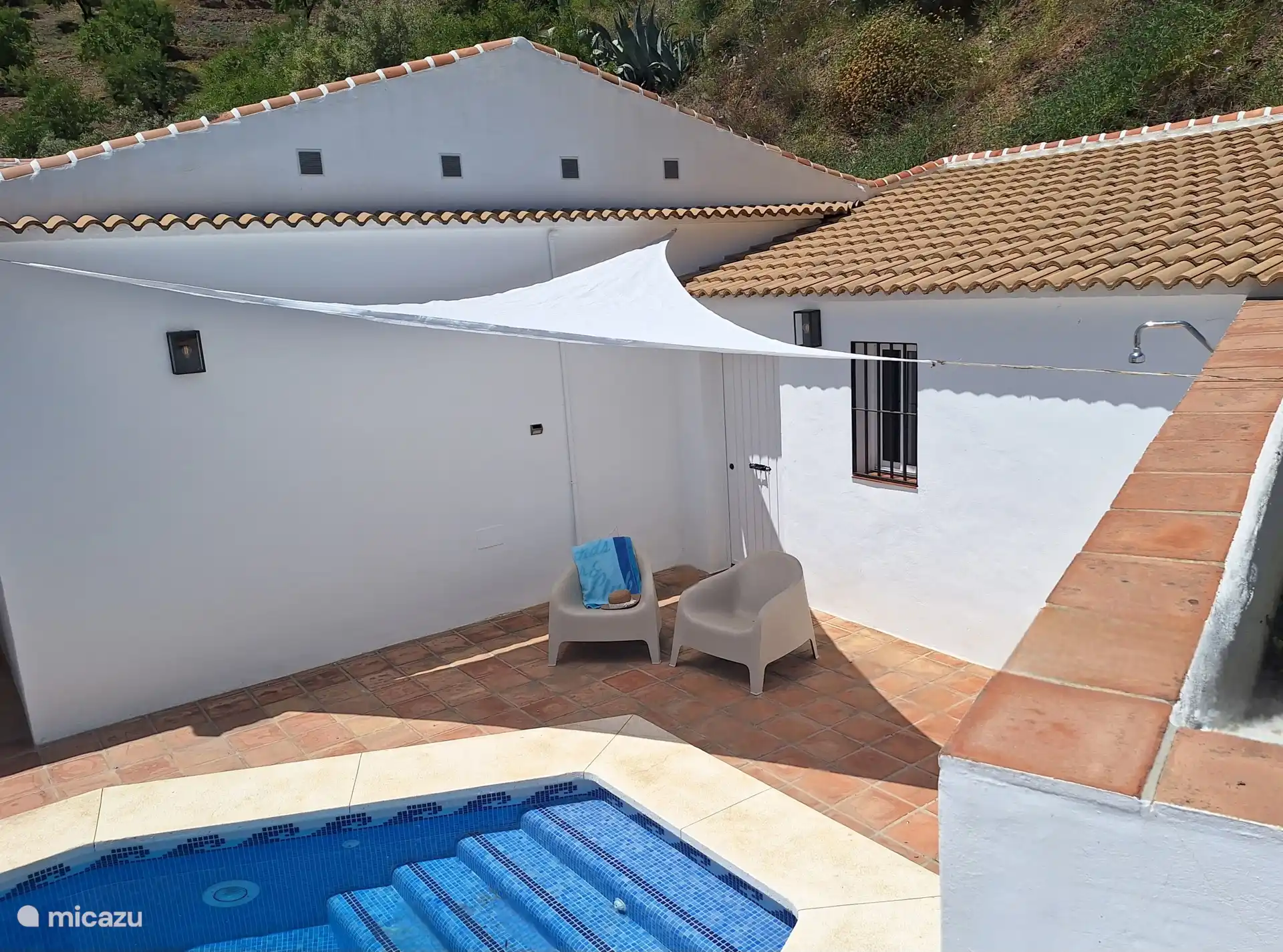 Schwimmbad und Außendusche