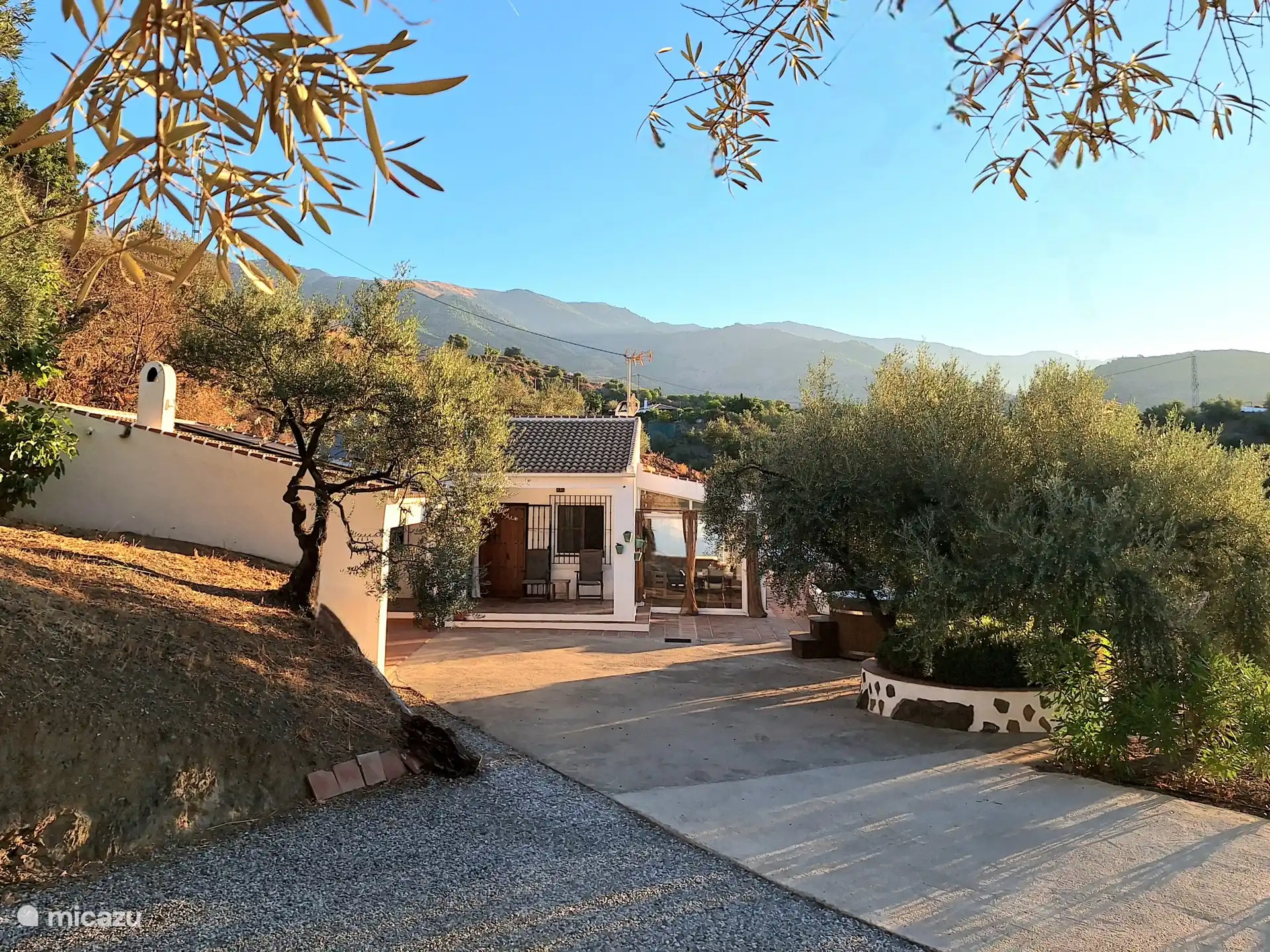 La Casa, vanuit de serre liggen de heuvels aan je voeten