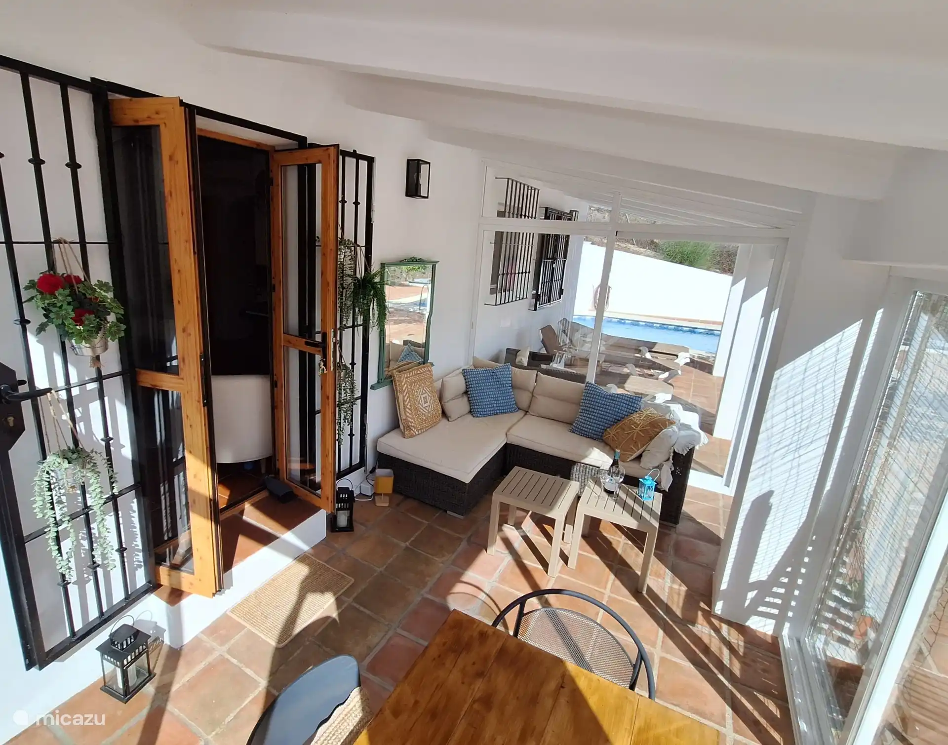 Gewächshaus, faulenzen, essen. Im Winter angenehm warm und sonnig. Im Sommer öffnen sich die Türen für eine Brise