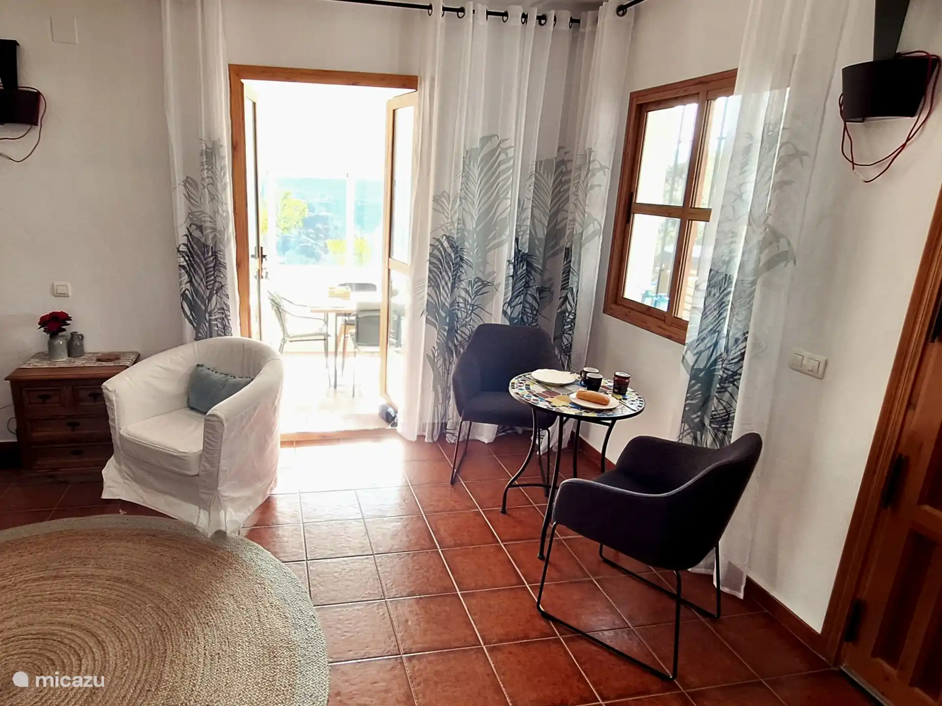 Woonkamer, knusse ontbijthoek.