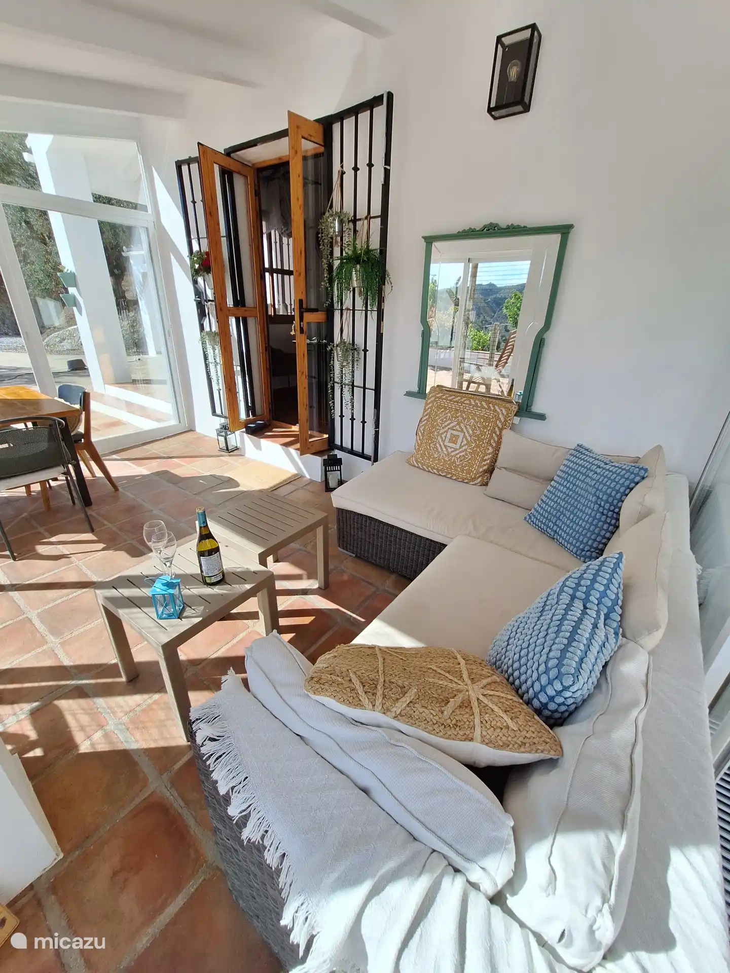 Se prélasser dans la véranda :
Confortable en hiver,
Brise fraîche en été.