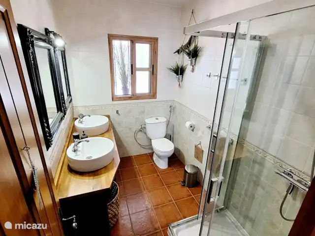 La Casa Algarrobo, invitée dans la nature | Espagne, Andalousie, Sedella - villa El baño