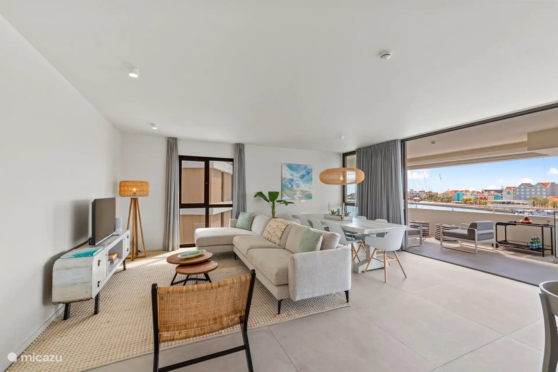 Spacious living room that flows into the balcony