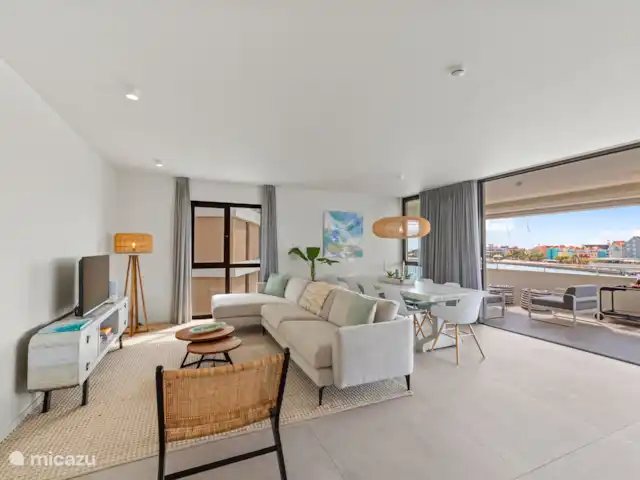 The Wharf 7E, appartement citadin de luxe | Curaçao, Curaçao-Centre, Willemstad - appartement Salon spacieux qui se jette dans le balcon