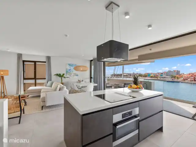 The Wharf 7E, appartement citadin de luxe | Curaçao, Curaçao-Centre, Willemstad - appartement Salon spacieux qui donne sur le balcon, avec cuisine ouverte