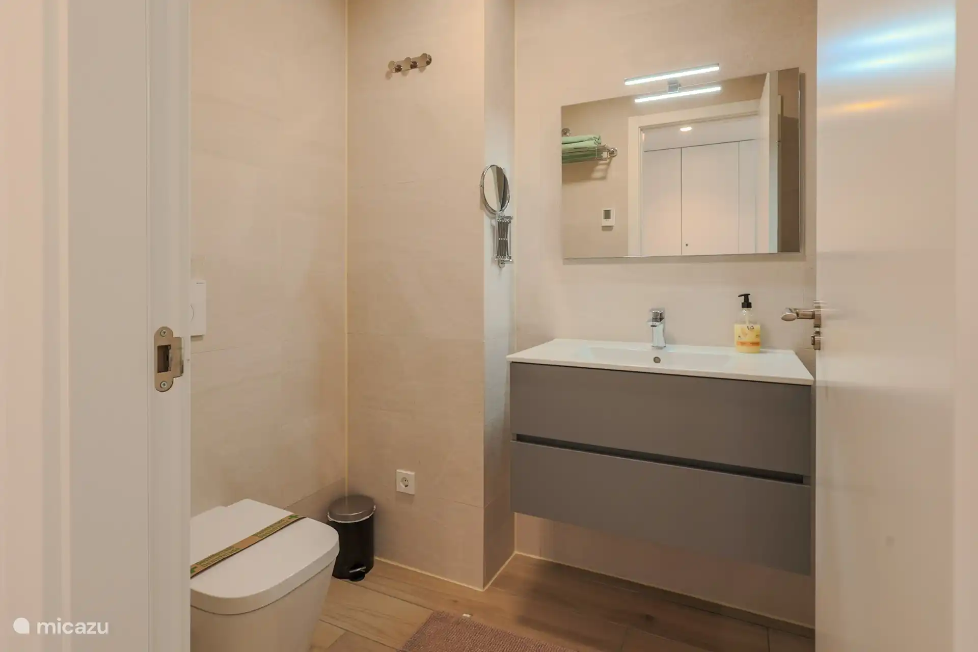 Badezimmer 1 mit ebenerdiger Dusche (Regen- und Handbrause) und WC. 