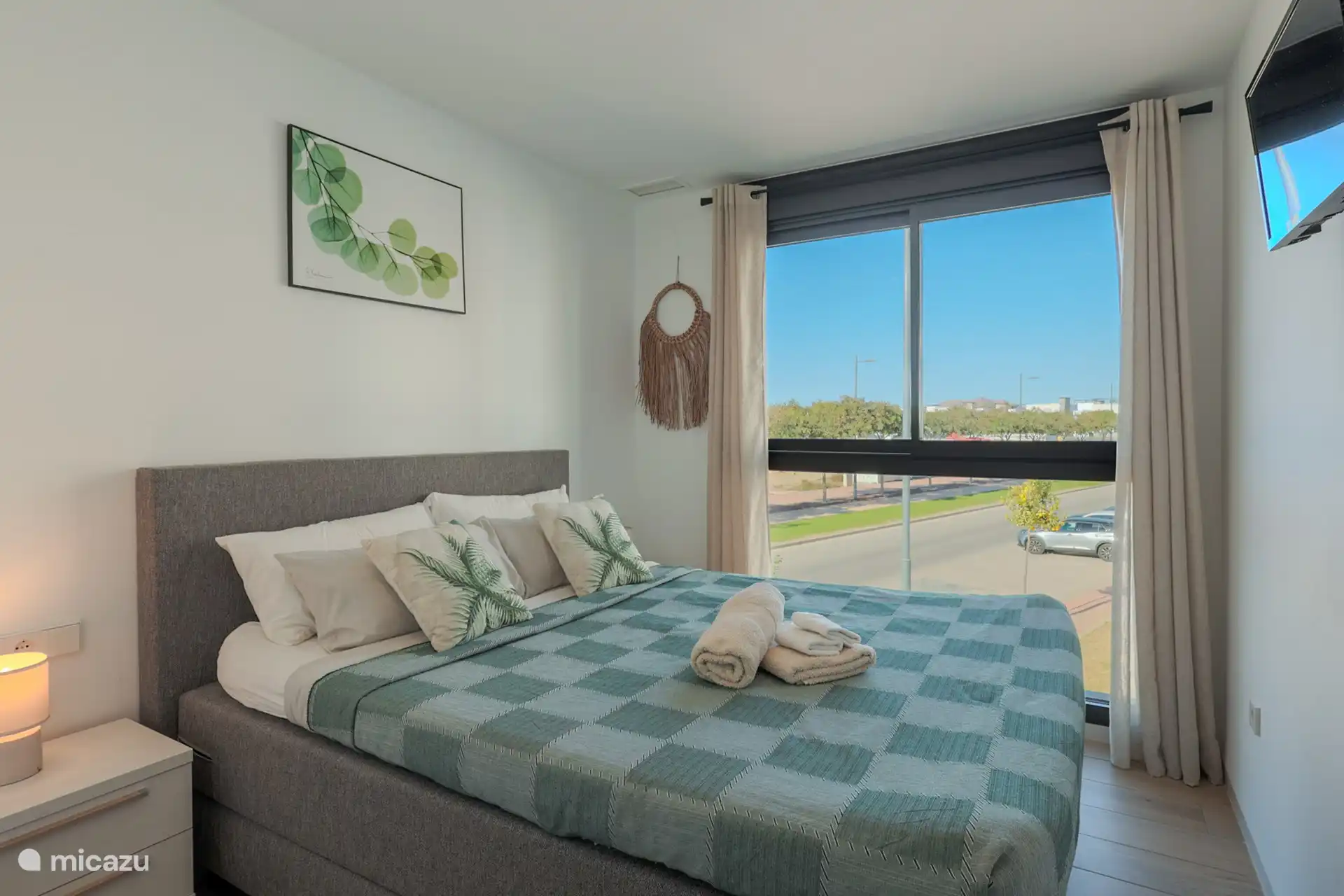 Das Schlafzimmer verfügt über ein großes Boxspringbett für 2 Personen, einen Einbauschrank, einen Fernseher und eine Klimaanlage/Heizung. 