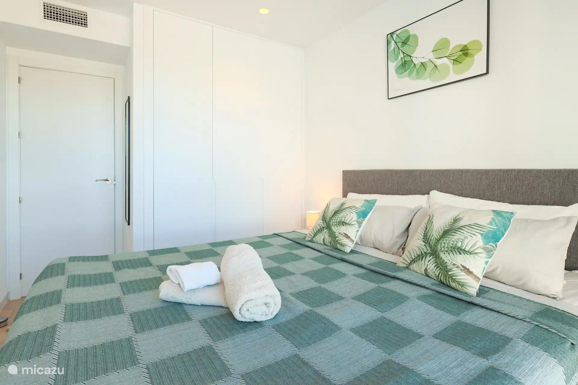 Das Schlafzimmer verfügt über ein großes Boxspringbett für 2 Personen, einen Einbauschrank, einen Fernseher und eine Klimaanlage/Heizung. 