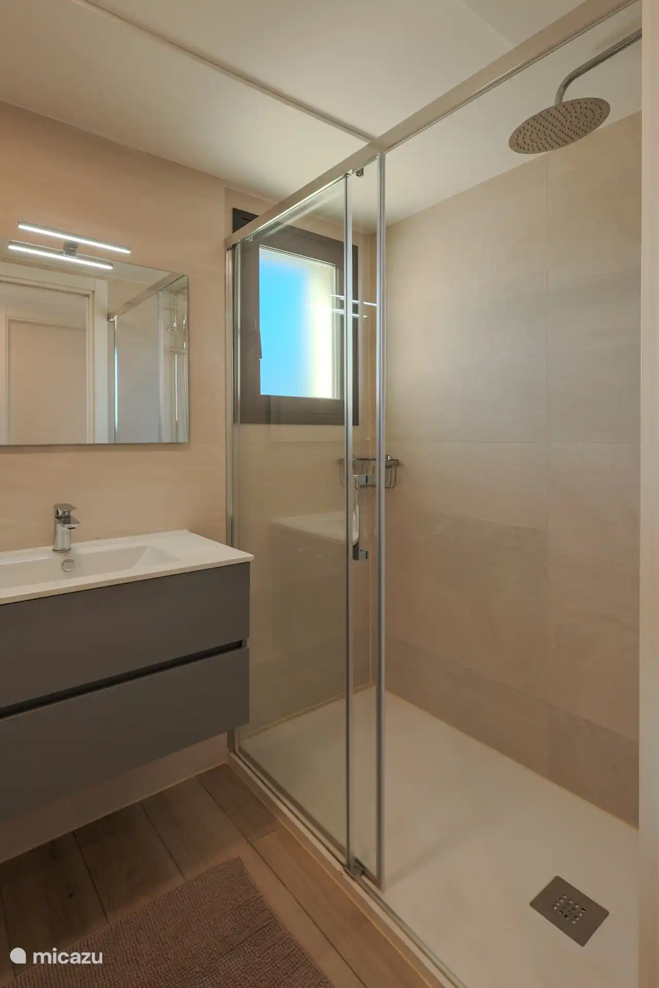 Badezimmer 2 mit ebenerdiger Dusche (Regen- und Handbrause) und WC. 