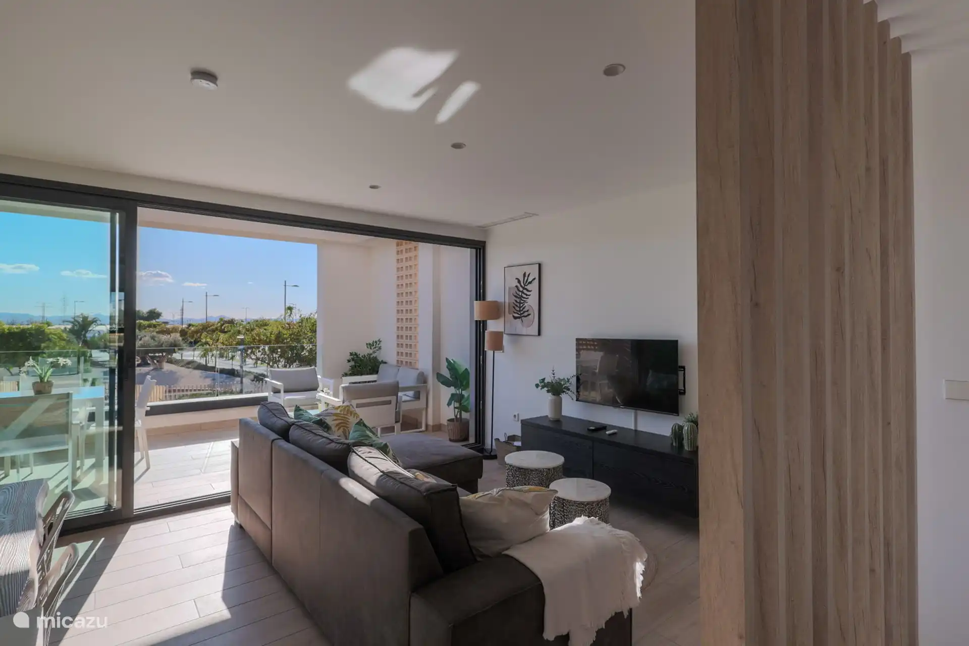 Das moderne Wohnzimmer mit großem Lounge-Sofa, Smart-TV inkl. allen internationalen Sendern und Klimaanlage.