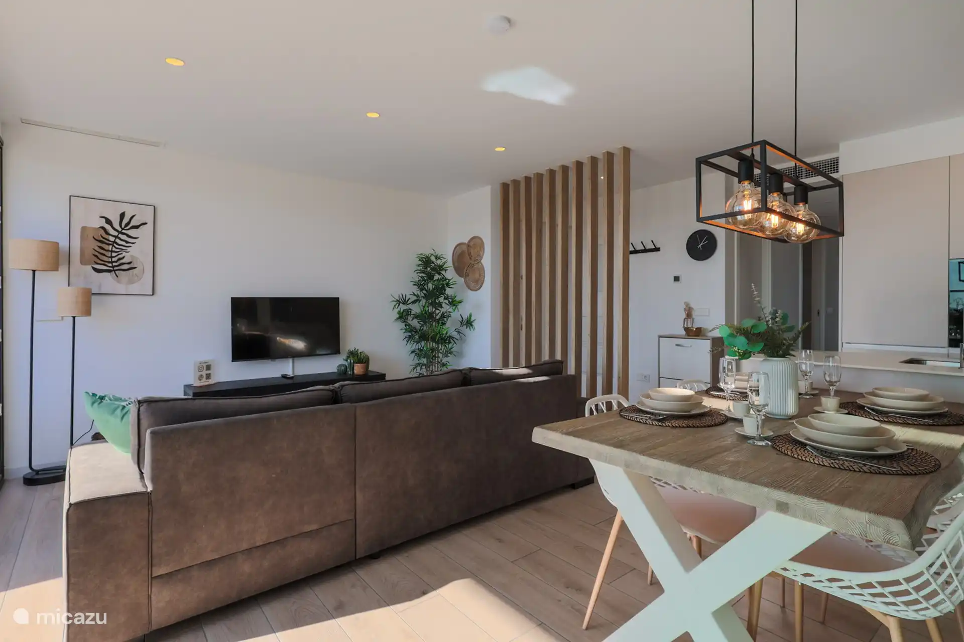 Das moderne Wohnzimmer mit großem Lounge-Sofa, Smart-TV inkl. allen internationalen Sendern und Klimaanlage.