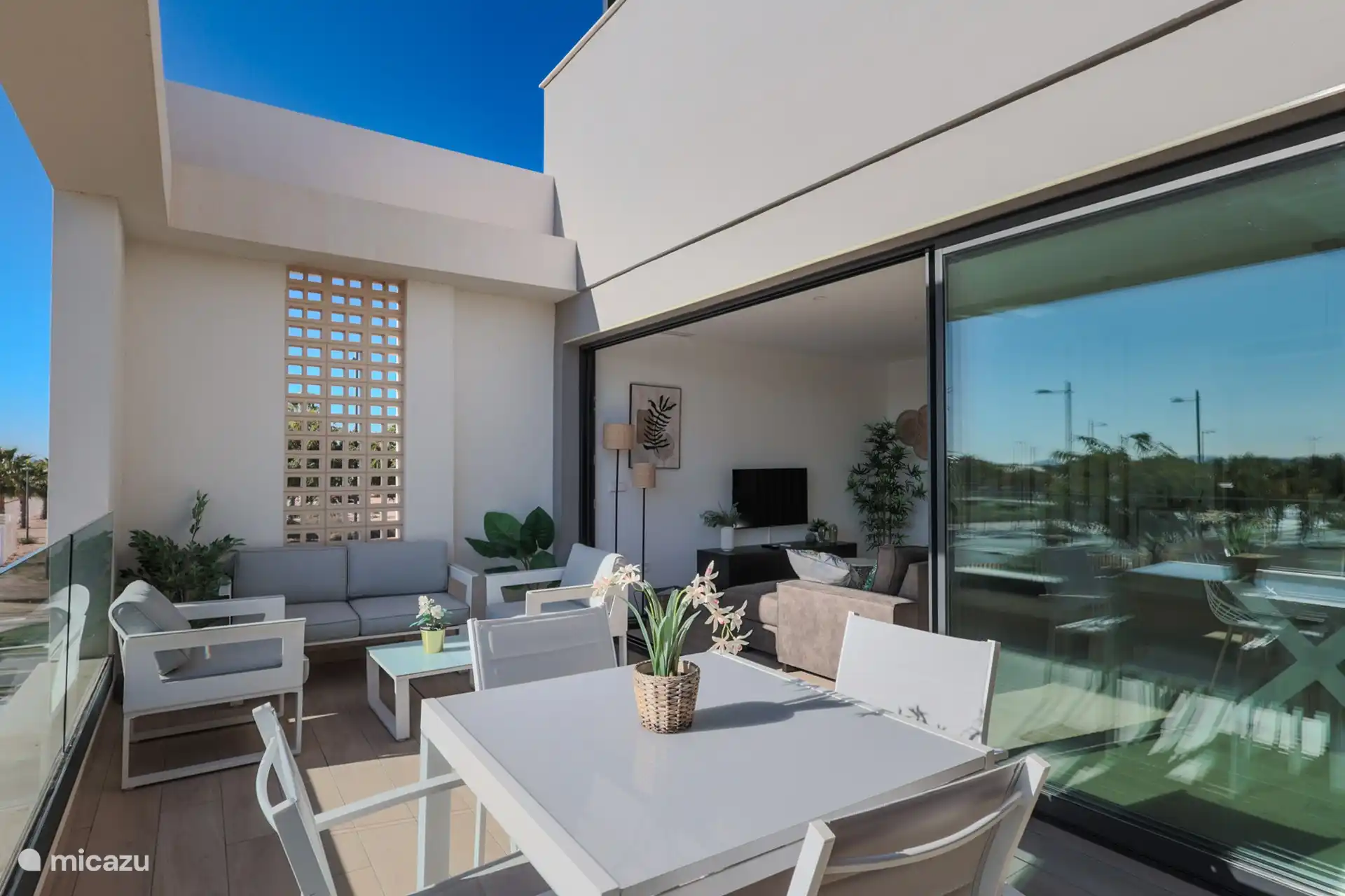 Der große Balkon mit unseren neuen Luxusmöbeln. Ein schönes Lounge-Set und ein Esstisch mit vier Stühlen.