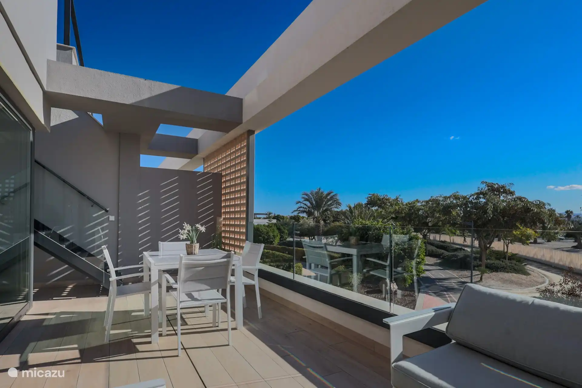 Die schöne Aussicht vom Balkon aus gesehen.