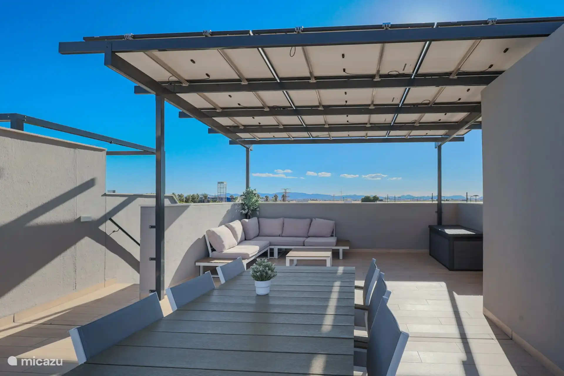 Das ist unsere riesige Dachterrasse. Ausgestattet mit Veranda mit Sonnenkollektoren, Lounge-Set, Esstisch mit Stühlen, Sonnenliegen und Grill.