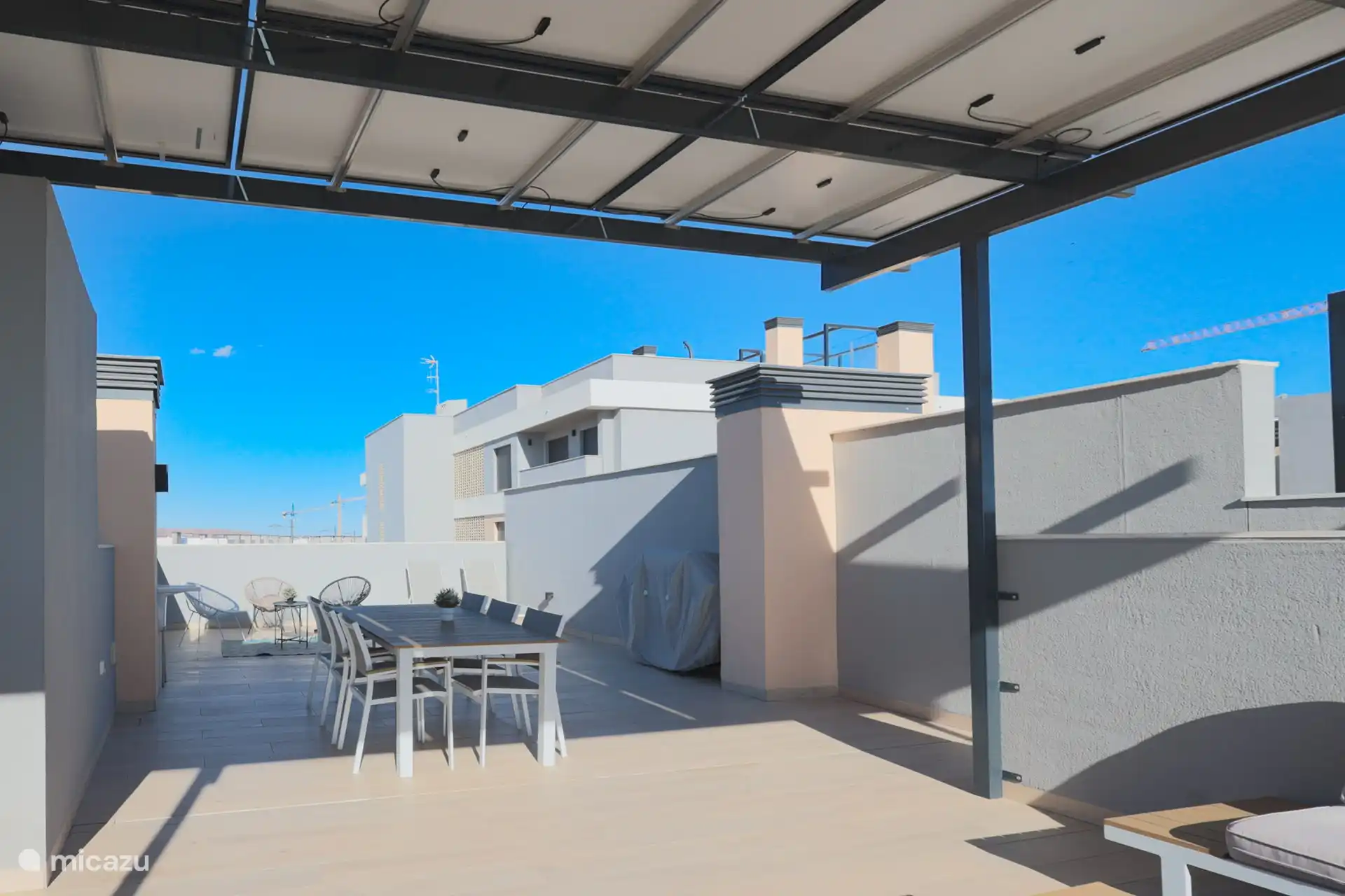 Das ist unsere riesige Dachterrasse. Ausgestattet mit Veranda mit Sonnenkollektoren, Lounge-Set, Esstisch mit Stühlen, Sonnenliegen und Grill.