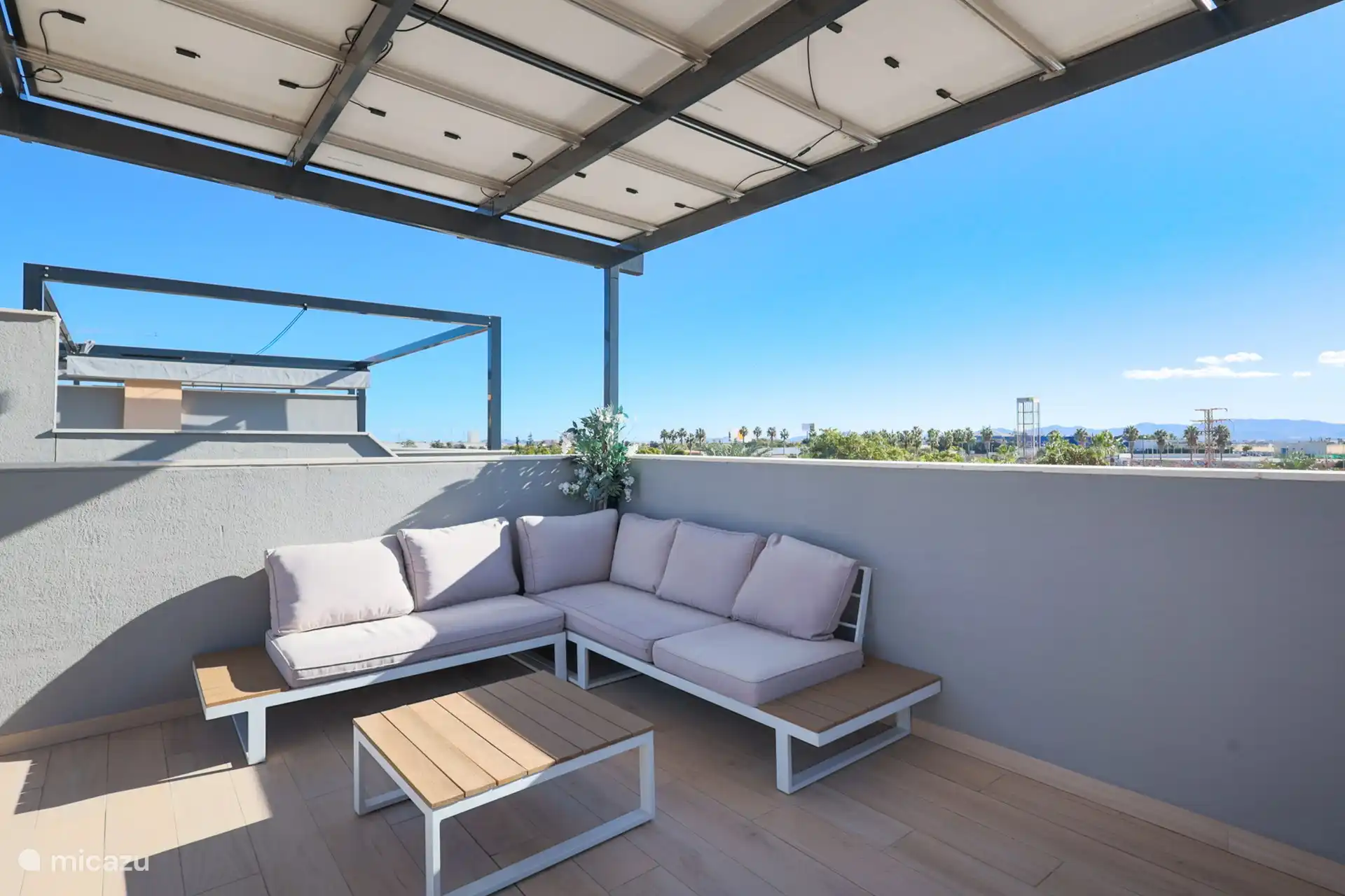 Das ist unsere riesige Dachterrasse. Ausgestattet mit Veranda mit Sonnenkollektoren, Lounge-Set, Esstisch mit Stühlen, Sonnenliegen und Grill.