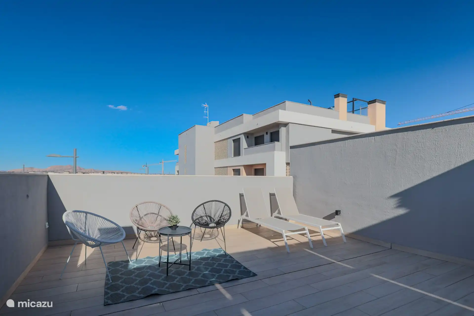 Das ist unsere riesige Dachterrasse. Ausgestattet mit Veranda mit Sonnenkollektoren, Lounge-Set, Esstisch mit Stühlen, Sonnenliegen und Grill.