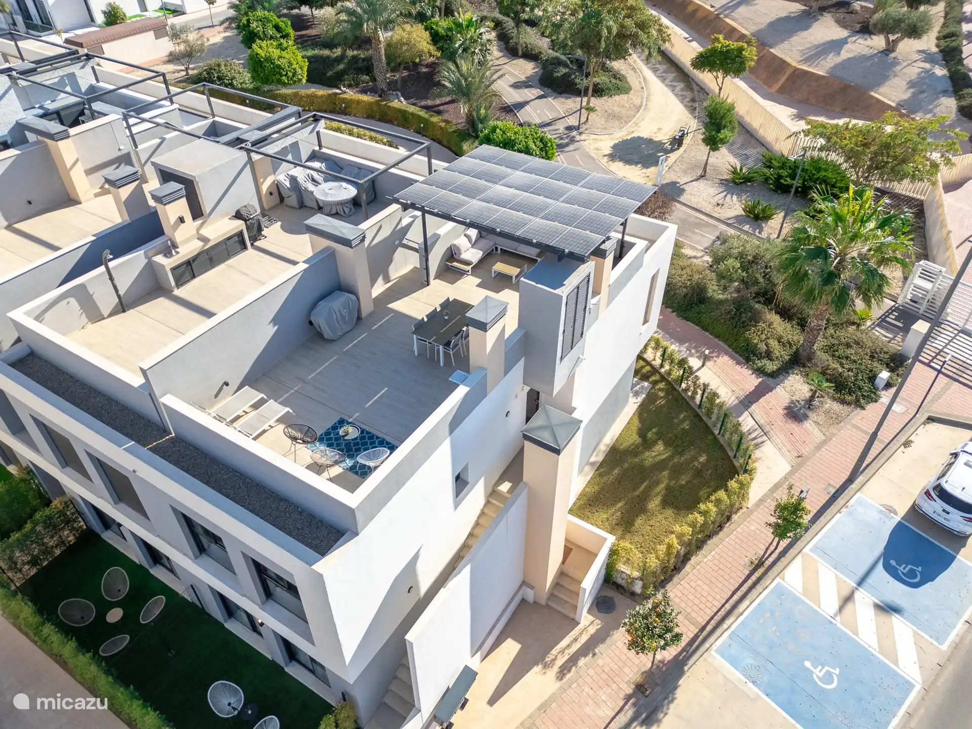 Das Penthouse von oben gesehen. Hier sehen Sie den eigenen Eingang und die Parkplätze an der Seite.