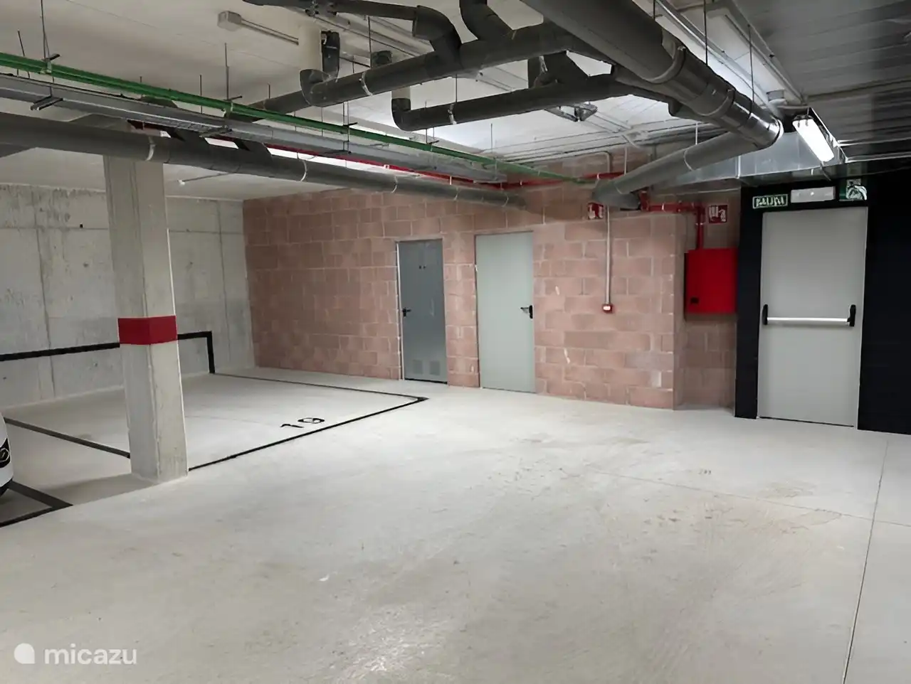 Der private Parkplatz in der Tiefgarage.