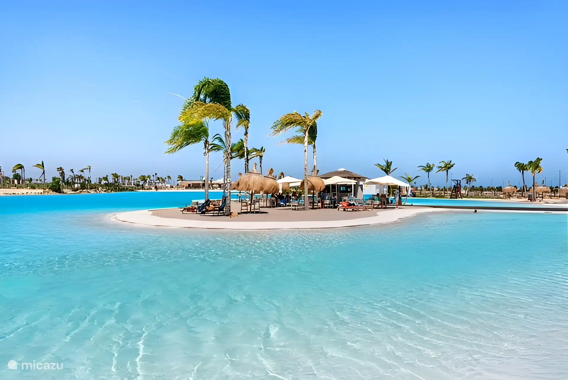 Die Insel im See mit der gemütlichen Strandbar.