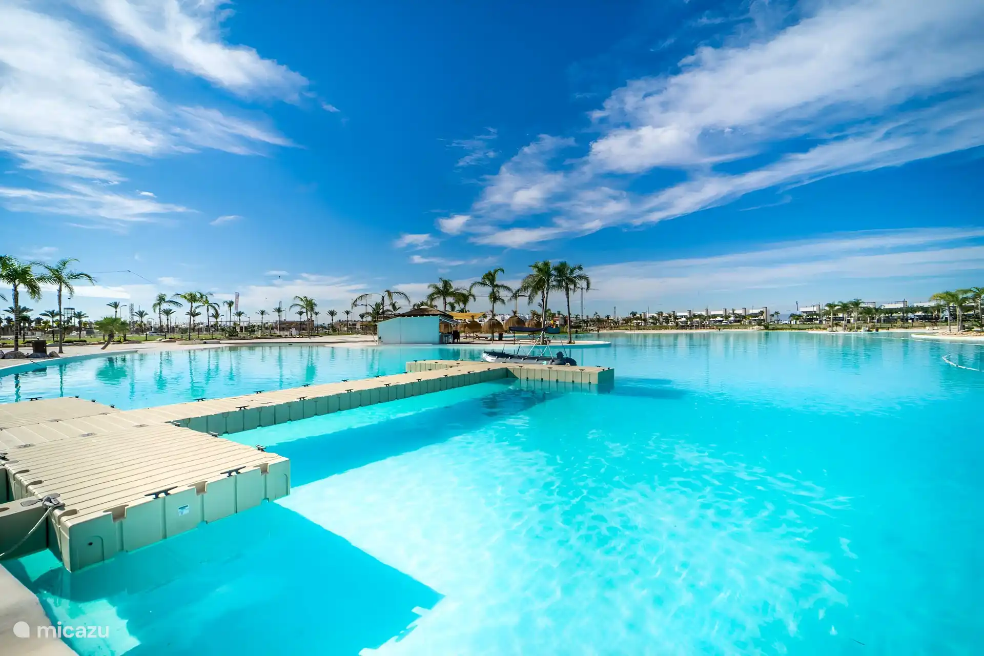 Auf dem See werden verschiedene Wassersportaktivitäten angeboten.