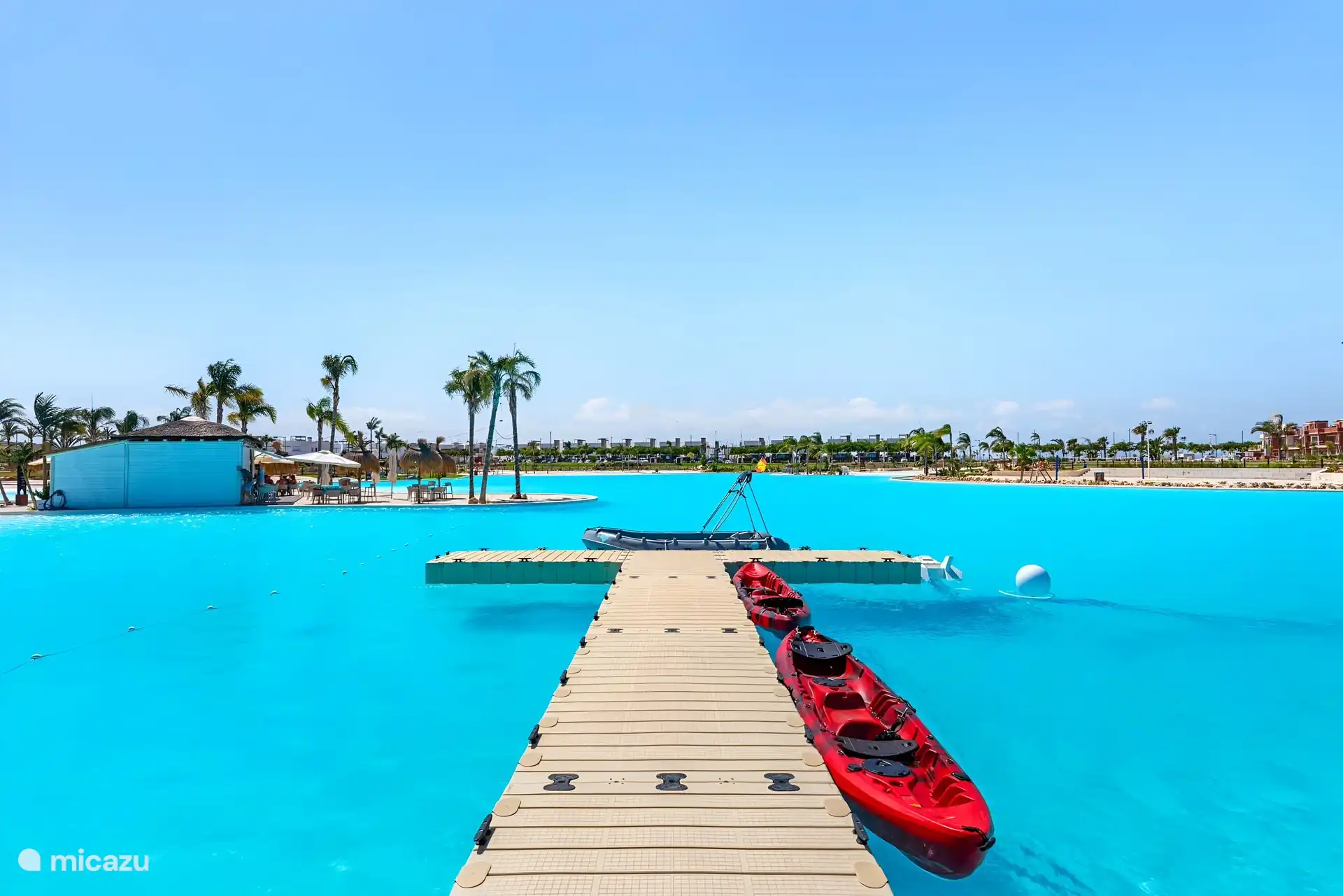 An diesem Steg werden Wassersportmöglichkeiten wie Kanu und Tauchen angeboten. 