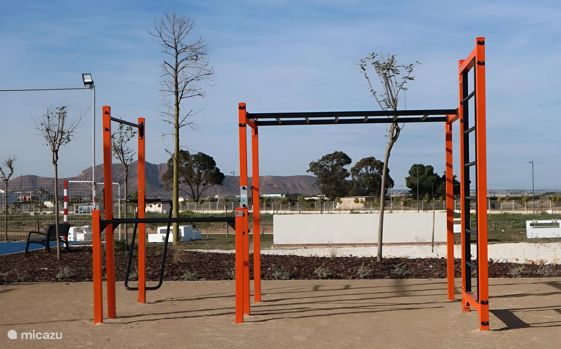 Die Outdoor-Fitnessständer im Resort.