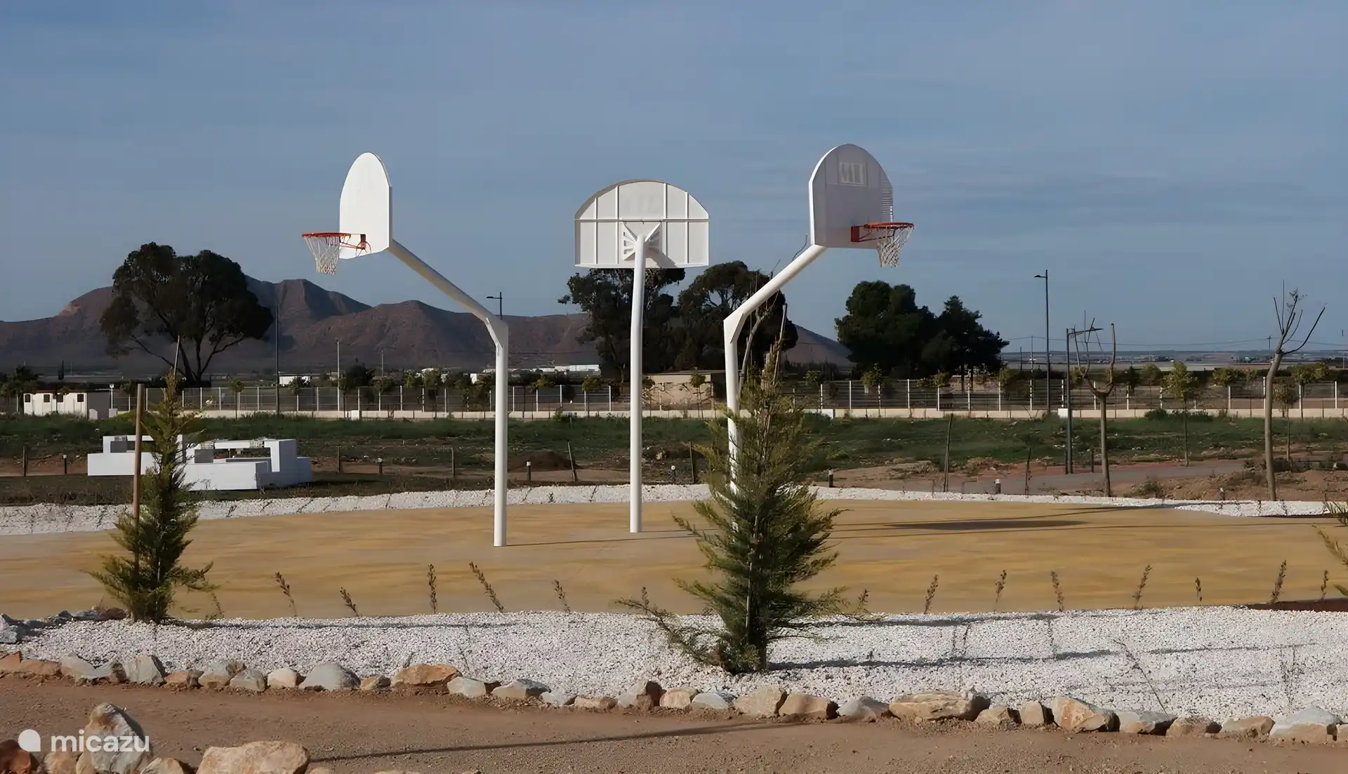 Neben einem Volleyballplatz gibt es auch diesen Basketballplatz im Resort.