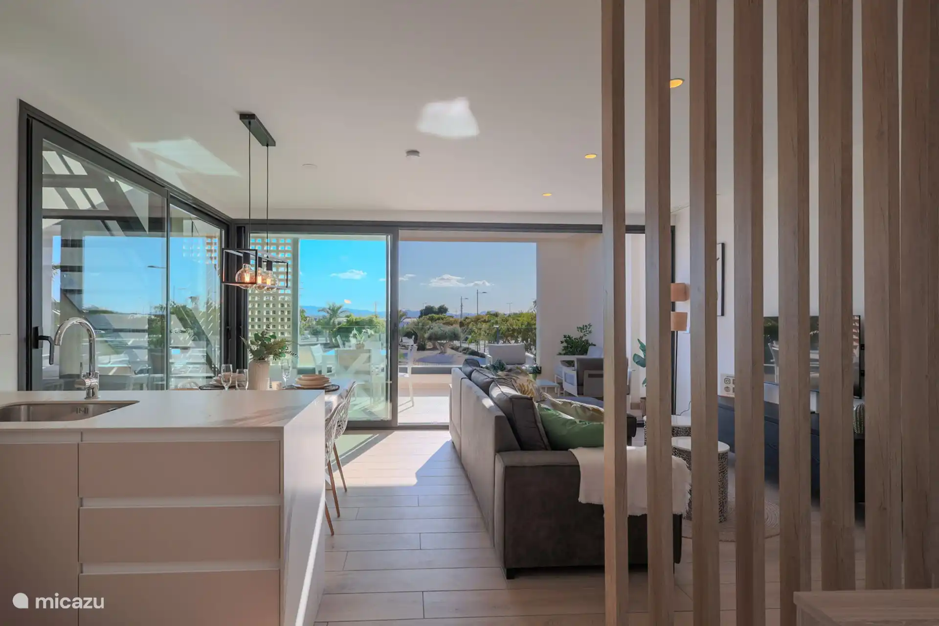 Das geräumige Wohnzimmer mit extra großen Schiebetüren. Dieser besteht aus mehreren Teilen, damit du das Outdoor-Feeling nach drinnen holen kannst. 