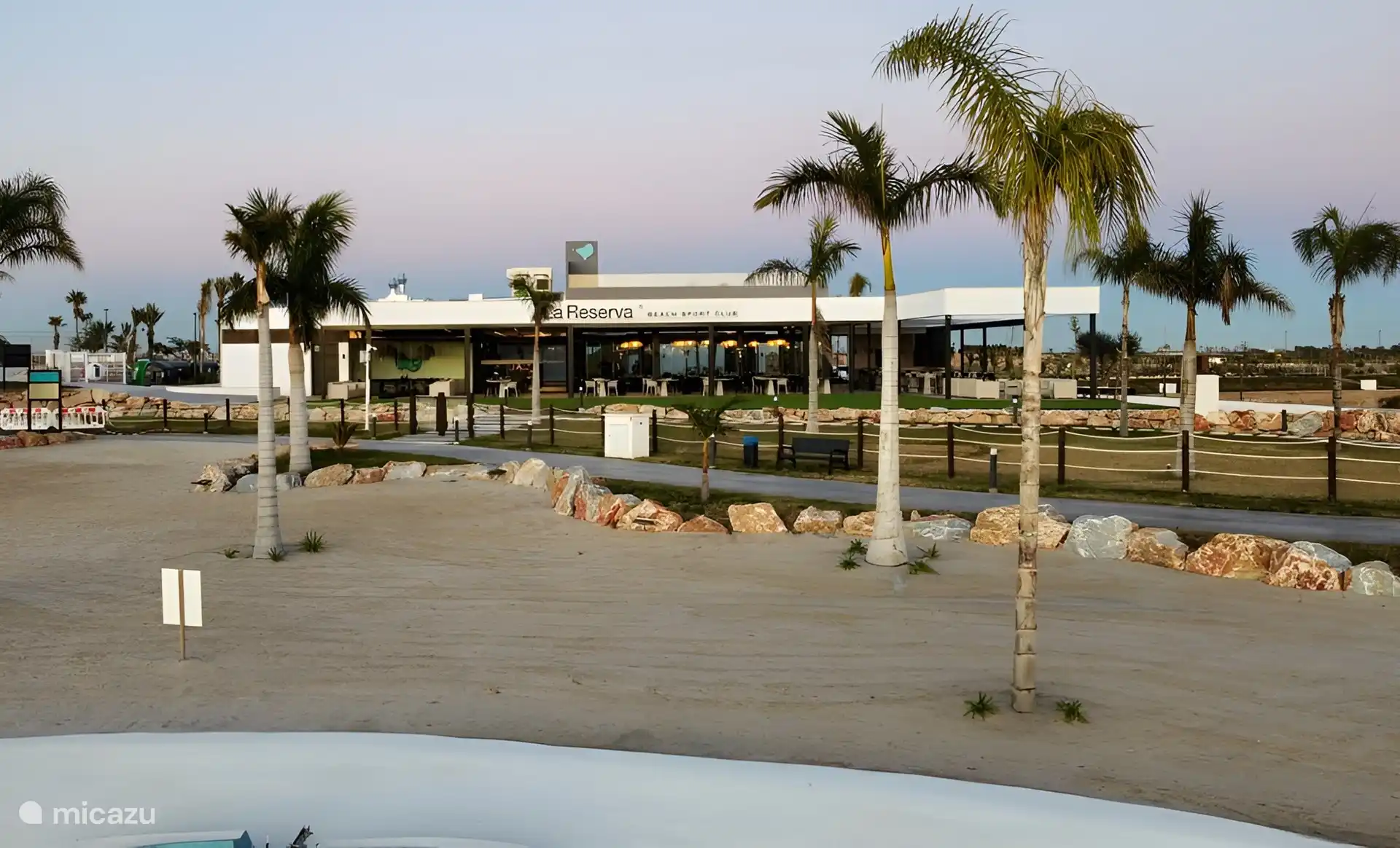 Restaurant La Reserva, wo Sie die schmackhaftesten und luxuriösesten Gerichte mit Blick auf den See genießen können. 