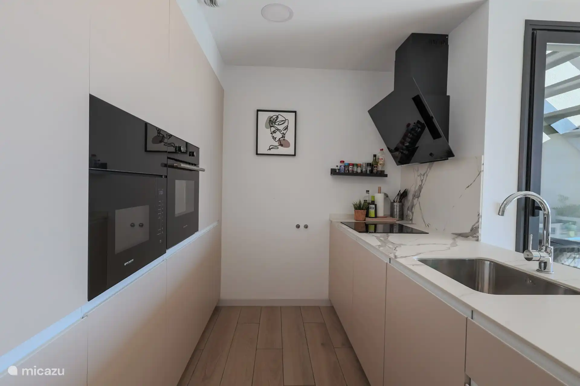 Die Luxusküche ist ausgestattet mit Kühlschrank, Gefrierschrank, Mikrowelle, Backofen, Induktionskochfeld, Geschirrspüler und natürlich den Kleingeräten wie Wasserkocher, Sandwichmaker etc.